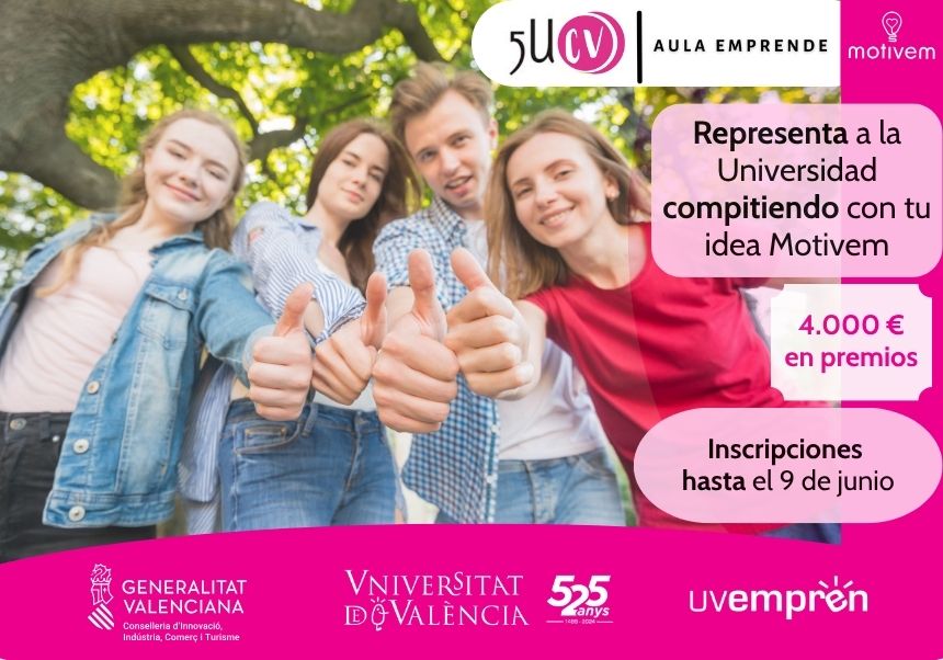 Joves estudiants en l'exterior del campus somriuen